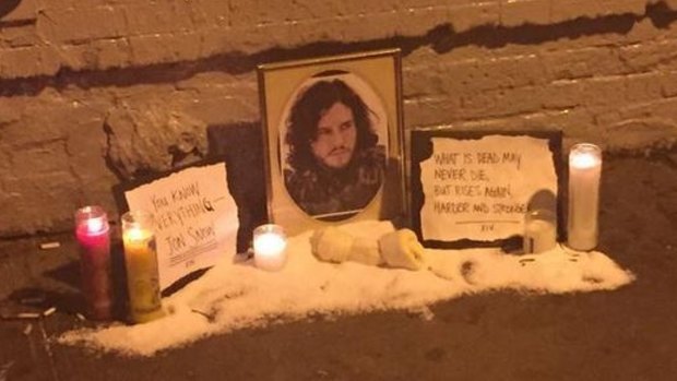 Jon Snow memorial in Brooklyn, courtesy of Twitter user @butlikesrsly
