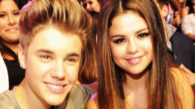 Justin Bieber and Selena Gomez cuddle up during the 2012 Teen Choice Awards.