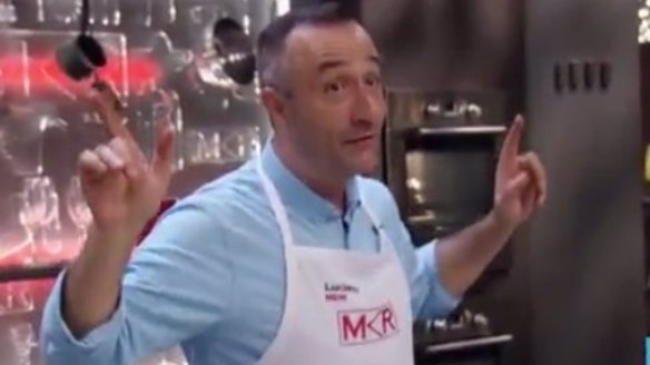 Luciano likes a sing. 