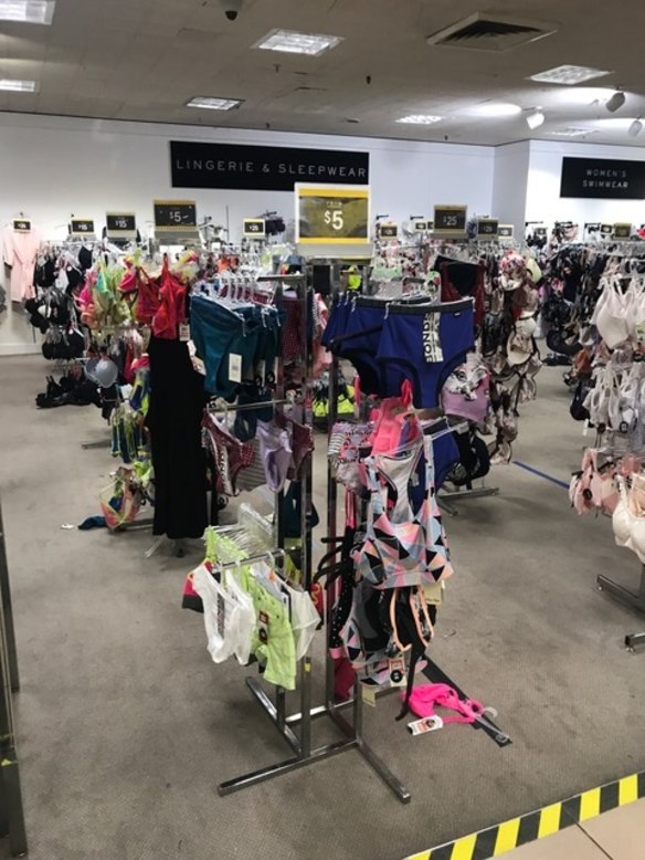 A photograph from Myer Frankston that Solomon Lew sent to the company.