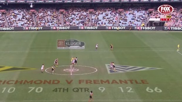 On the right of the centre circle, Martin is side-stepped by Neale. All other Richmond mids at the centre bounce make body contact, except for Martin. 