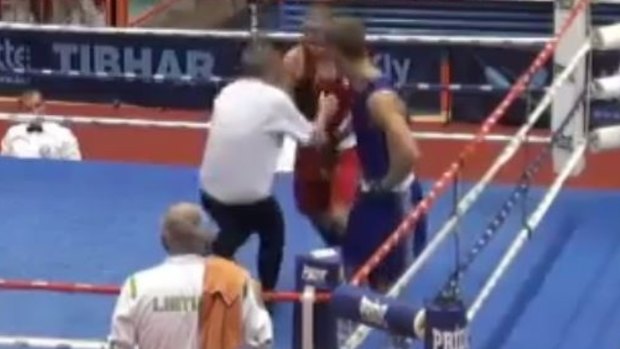 Croatian boxer Vido Loncar (red) closes in on the referee.