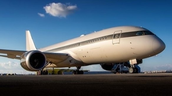 A US judge has issued a warrant for the seizure of Roman Abramovich's private, $US350 million Boeing 787-8 Dreamliner.