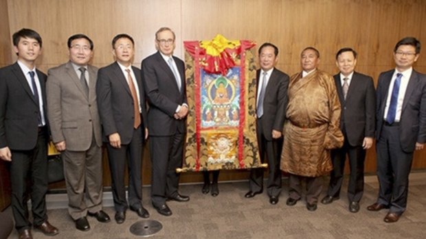 Bob Carr with Chinese official Zhu Weiqun (also standing next to the scroll) and "living buddha" Tudeng Kezhu (wearing a robe).