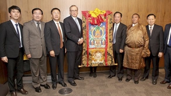 Bob Carr with Zhu Weiqun (also standing next to the scroll) and "living buddha" Tudeng Kezhu (in robe) in a photo which appeared in the People's Daily, the Communist Party's flagship newspaper.