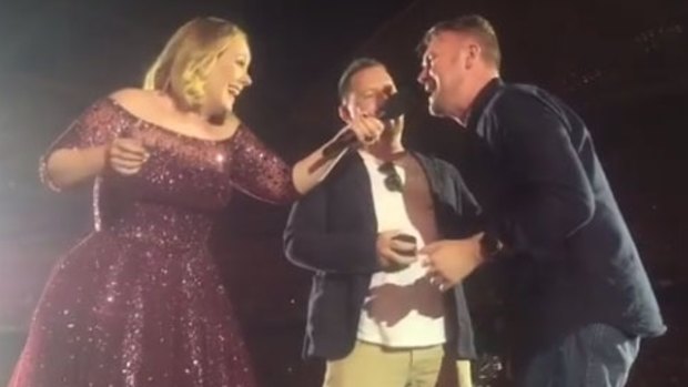 Adele helped a Melbourne couple get engaged during the final leg of her Australian tour. 