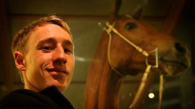 William Pike with Phar Lap at the Melbourne Museum. 