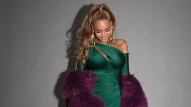 Beyoncé ruled the carpet in a custom sculpted emerald gown designed by Walter Mendez.