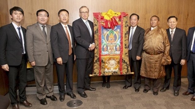 Bob Carr with Zhu Weiqun (also standing next to the scroll) and "living buddha" Tudeng Kezhu (in robe) in a photo which appeared in the People's Daily, the Communist Party's flagship newspaper.