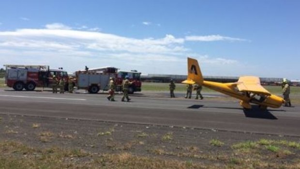 A pilot has landed his light aircraft safely at Moorabbin Airport despite damage to the plane. 