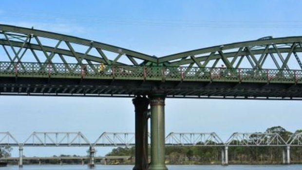 A video posted online appears to show witnesses urging a man to jump from the Burnett Bridge at Bundaberg.