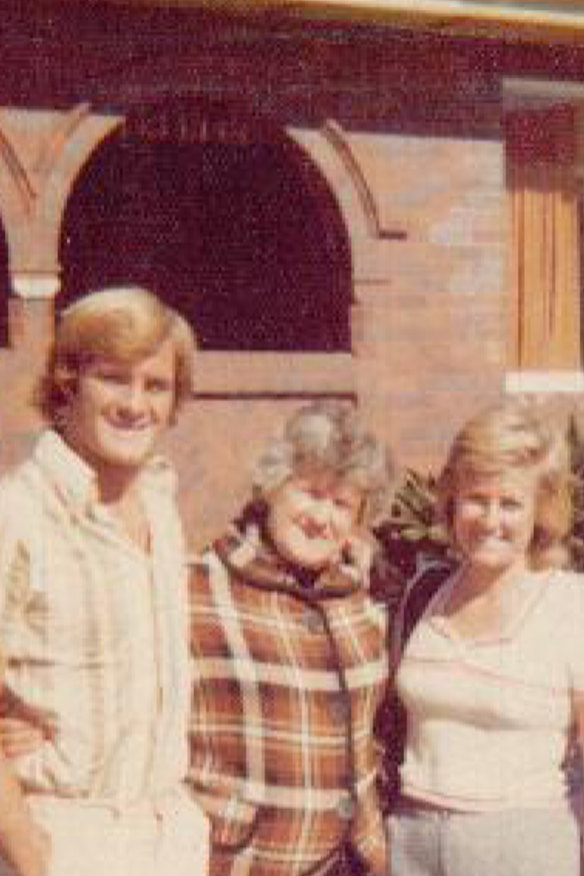 Chris Dawson, Lynette’s mother Helena Simms, and Lynette Dawson.