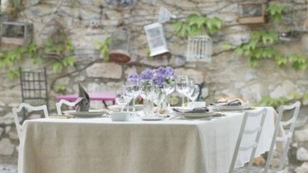 Learn how to set a table and entertain the French way. 

