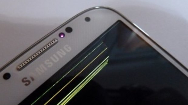 A post at xda-developers claimed a Samsung Galaxy S4 screen cracked after it was put in the front pocket of a pair of jeans.