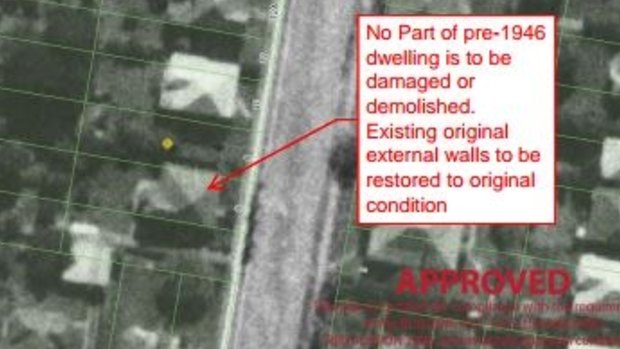 The certifier's report incorrectly identifies a neighbouring house in a pre-1946 photo.