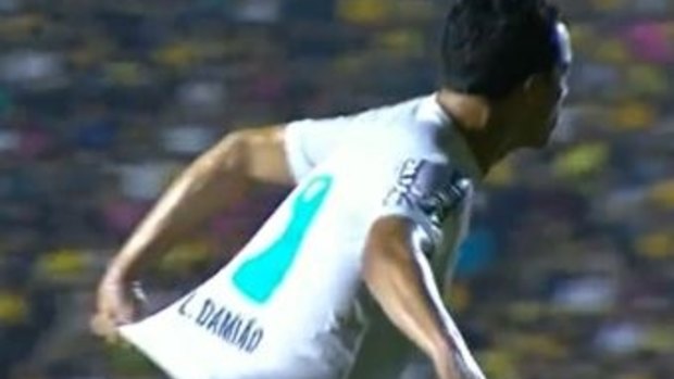 Leandro Damia caught pulling his own shirt in Santps's 3-0 loss to Criciuma.