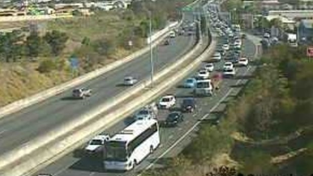 Traffic has backed up the Ipswich Motorway after a truck broke down near Jindalee.