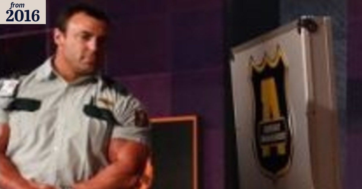 Muscle-bound security guard grabs attention at 2016 Brownlow Medal