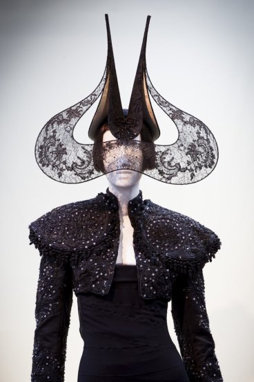 Alexander mcqueen philip treacy 2025