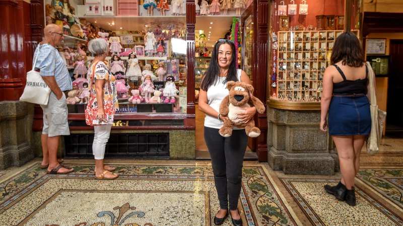 Dafel dolls and bears store