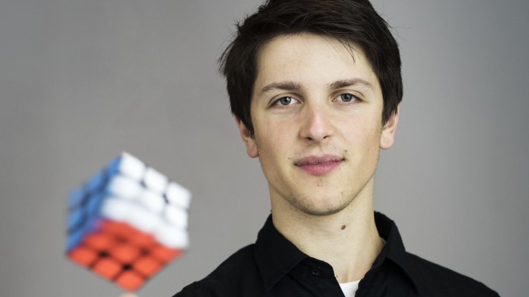 Feliks Zemdegs cracking the Rubik s Cube
