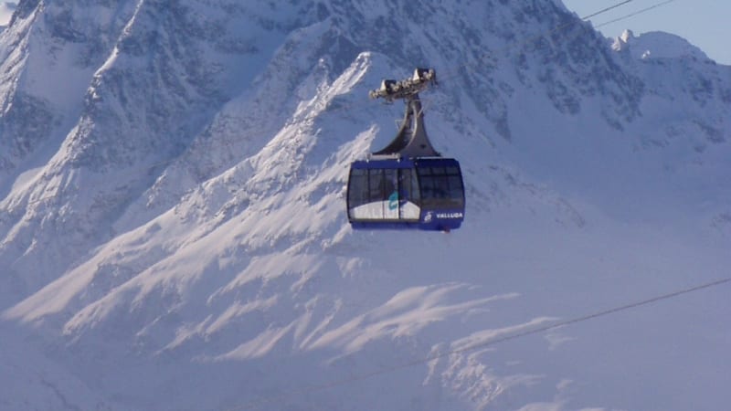 Two Hundred Skiers Stuck On French Alps Gondola