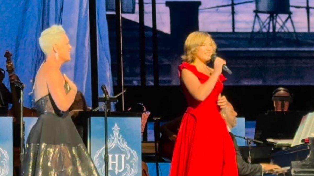Pink and daughter Willow perform with Hugh Jackman at Radio City Music ...