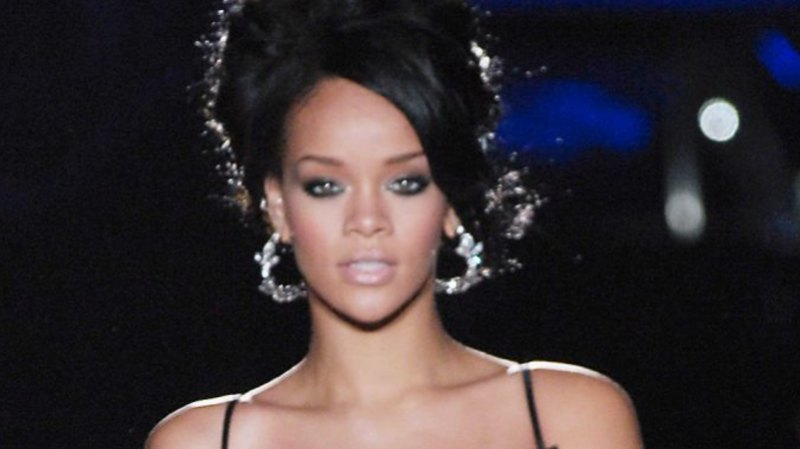 Rihanna Steps Into The Tub For Famous Psycho Shower Scene