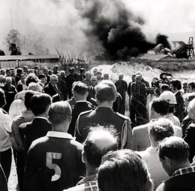 Hundreds watch on as mine rescue crews try to save miners trapped under the Box Flat mine at Swanbank on July 31, 1972