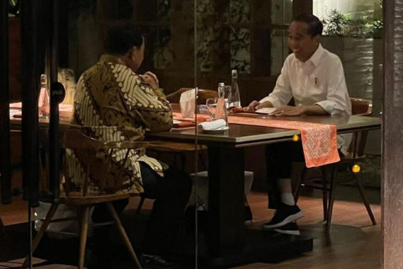 Indonesian President Joko Widodo (right) has dinner with Subianto on January 5.