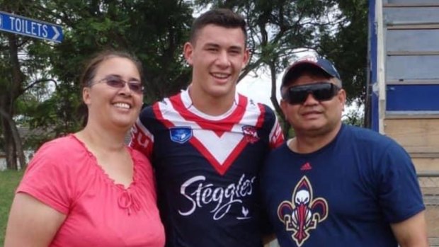 Joey Manu with parents Darnel and Nooroa in 2013.