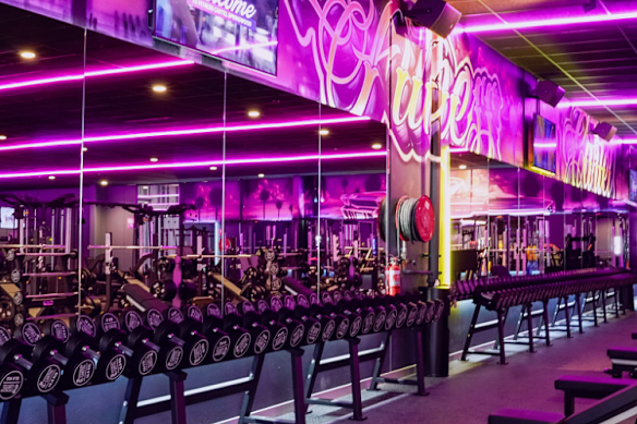 Fitness Cartel abrió sus puertas en noviembre y sus vecinos de abajo dicen que les ha causado problemas desde entonces.
