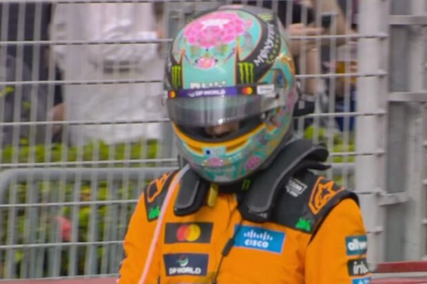 奥斯卡·皮亚斯特里 (Oscar Piastri) 与兰多·诺里斯 (Lando Norris) 发生碰撞后返回维修站。