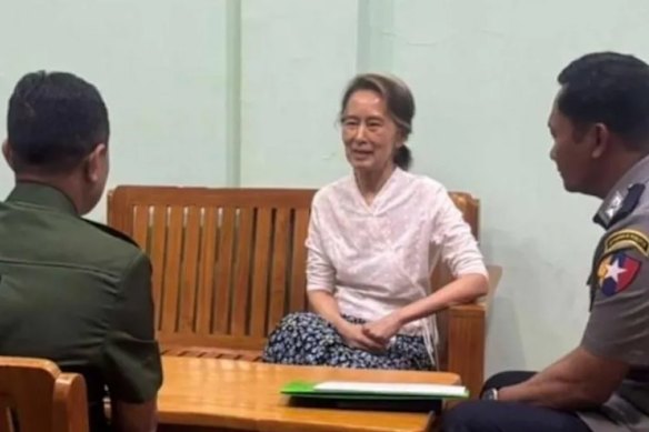 Un'immagine diffusa dalla TV statale del Myanmar mostra Suu Kyi in detenzione, ma non si sa quando sia stata scattata. 