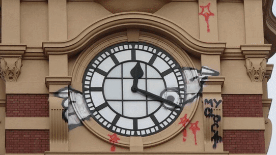 Pam the Bird en varios lugares.