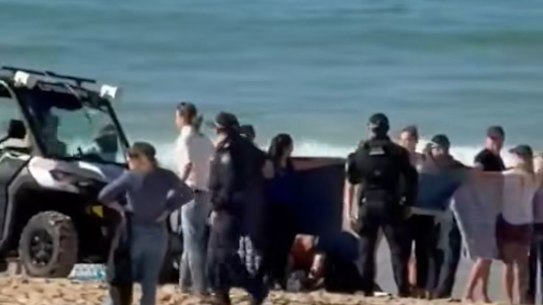 Una mujer recibe tratamiento en Coogee Beach después de haber sido mordida por un tiburón.