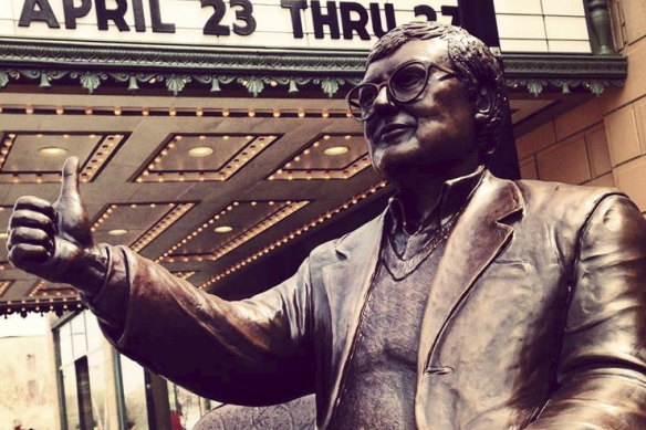 A statue in honour of US film critic Roger Ebert, who rated movies with thumbs-up symbols as an alternative to stars.