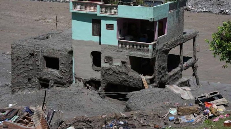 Nepal'ın sel felaketine rağmen hayatta kalan 'mucize ev'