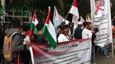Small groups have gathered outside the Australian embassy in Jakarta this week, holding Palestinian flags and protesting against Australia's plan to recognise Jerusalem as the capital of Israel. 