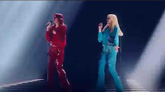 런던 ABBA Voyage 콘서트에서 Anni-Frid Lyngstad와 Agnetha Fältskog의 컴퓨터 생성 홀로그램.