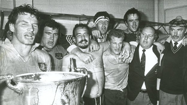 Simon Poidevin (left) and teammates with the Bledisloe Cup in Auckland in 1986.