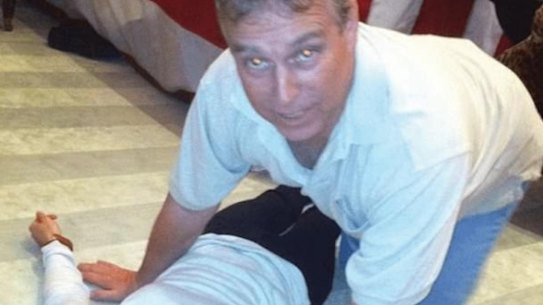 Andrew Mountbatten-Windsor가 바닥에 여성과 함께 있는 것으로 보이는 새로운 사진은 UD 법무부가 공개한 300만 개의 파일에 포함되어 있습니다.