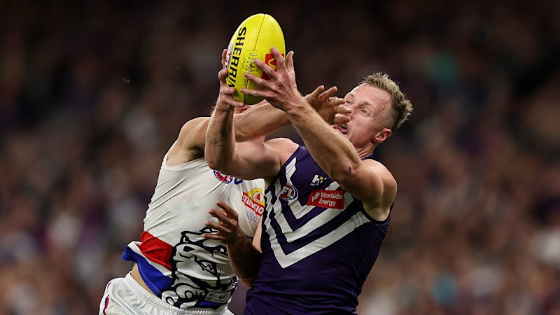 Fremantle ends Bulldogs flood to secure top-two spot and home finals