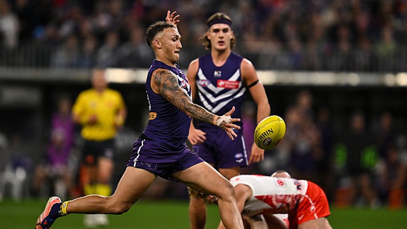 Fremantle hosts Western Bulldogs in Friday night blockbuster at Optus Stadium