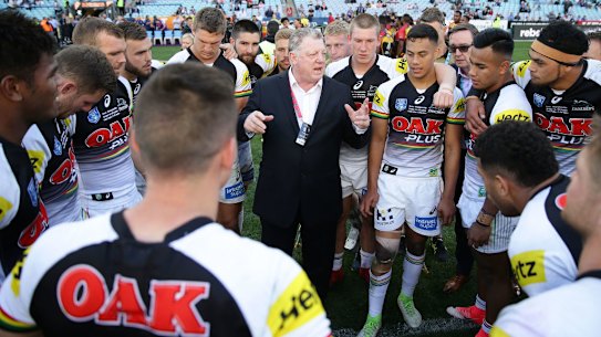 Phil Gould talking to the club’s reserve grade side, including a young Jarome Luai (right of Gould) after the 2017 State Championships final against PNG Hunters.