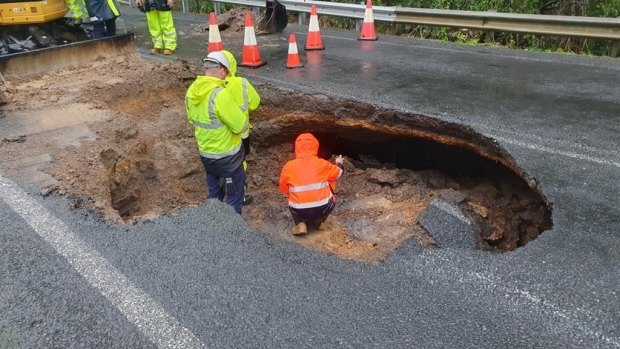 Giant pothole leaves thousands of people on edge