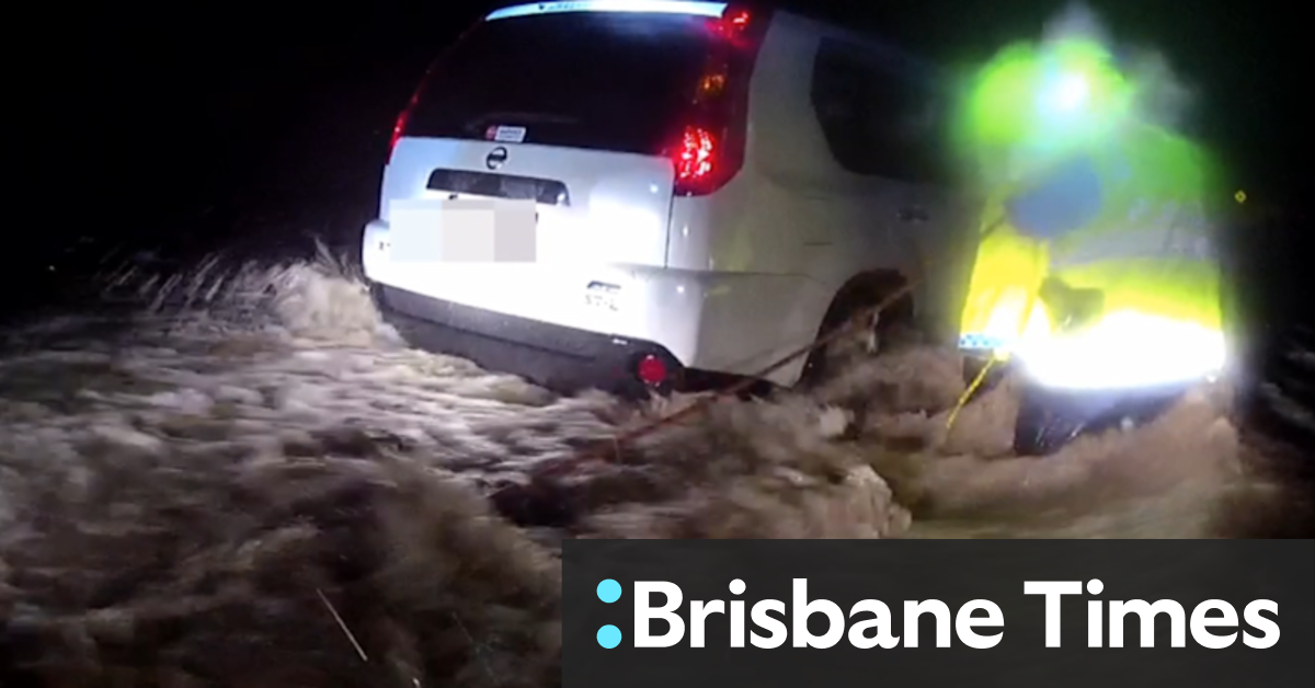 Excavator called in to help stranded campers amid SEQ flood warnings - Vimarsana News