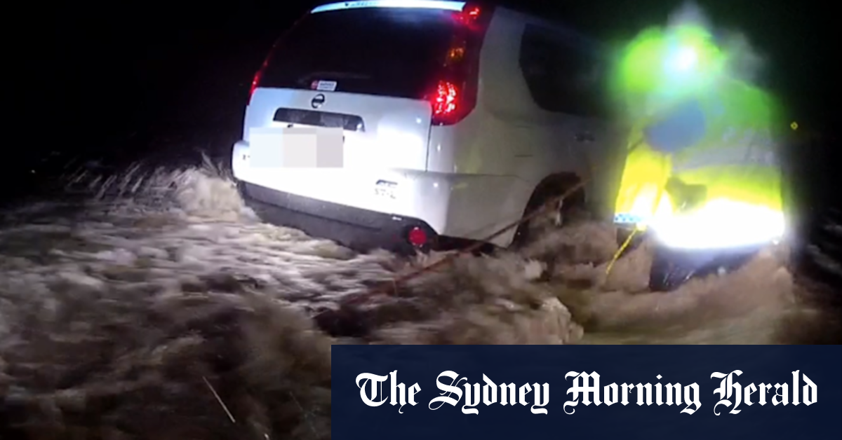 Excavator called in to help stranded campers amid SEQ flood warnings - Vimarsana News