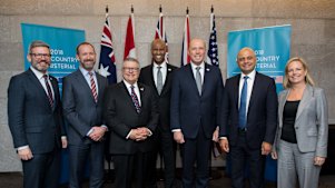 Z dumą ... Peter Dutton wraz z innymi ministrami reprezentującymi sojuszników wywiadu Five Eyes na spotkaniu na Gold Coast.