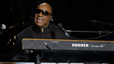 Singer Stevie Wonder has announced he will undergo a kidney transplant.